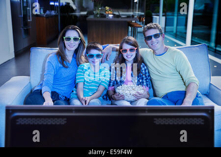 Familie vor dem 3D Fernseher im Wohnzimmer Stockfoto