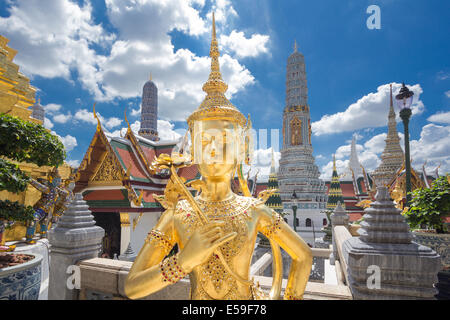 Kinnaree Skulptur ist Fabelwesen, halb Vogel und Mädchen am Wat Phra Kaew nennen auch Grand Palace, Bangkok, Thailand. Stockfoto