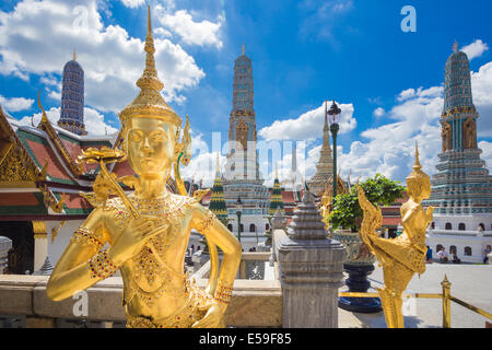 Kinnaree Skulptur ist Fabelwesen, halb Vogel und Mädchen am Wat Phra Kaew nennen auch Grand Palace, Bangkok, Thailand. Stockfoto