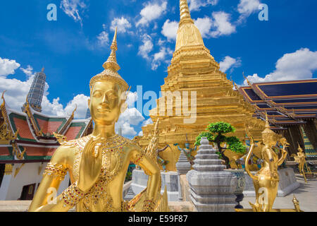 Kinnaree Skulptur ist Fabelwesen, halb Vogel und Mädchen am Wat Phra Kaew nennen auch Grand Palace, Bangkok, Thailand. Stockfoto