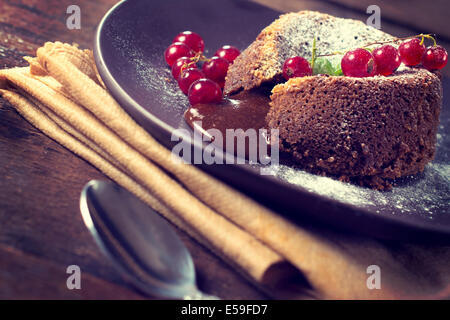 Süße Lava-Kuchen gefüllt mit geschmolzenem Chcocolate in der Platte. Selektiven Fokus auf dem Kuchen Stockfoto
