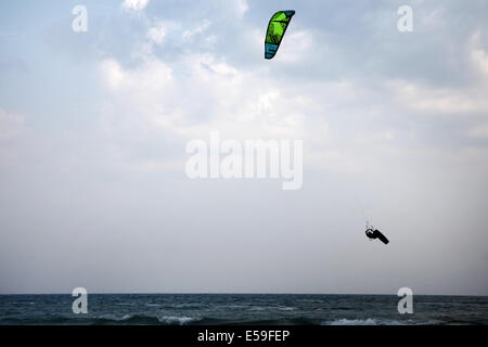 Zypern, LARNAKA-Juli 20:Kite Surfer Mazotos Kahuna Beach auf durchführen 20. Juli 2014, östlich von der mediterranen Insel Cyp Stockfoto