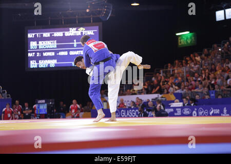 SECC, Glasgow, Schottland, Großbritannien, Donnerstag, 24. Juli, 2014. Männer-Judo unter 60 kg Viertelfinale zwischen der Siegerin Ashley McKenzie aus England in Weiß und John Buchanan aus Schottland in Blau bei den Commonwealth Games in Glasgow 2014 Stockfoto