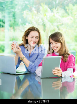 Mutter und Tochter-Technologie Stockfoto