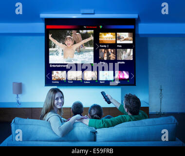 Familie vor dem Fernseher im Wohnzimmer Stockfoto