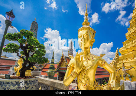 Kinnaree Skulptur ist Fabelwesen, halb Vogel und Mädchen am Wat Phra Kaew nennen auch Grand Palace, Bangkok, Thailand. Stockfoto