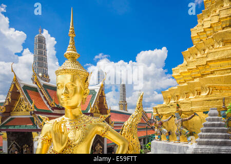 Kinnaree Skulptur ist Fabelwesen, halb Vogel und Mädchen am Wat Phra Kaew nennen auch Grand Palace, Bangkok, Thailand. Stockfoto