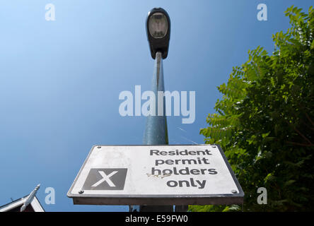 Aufenthaltsgenehmigung Inhaber Parken nur Zeichen, gekennzeichnet mit den Buchstaben X, Hampton Wick, Middlesex, england Stockfoto