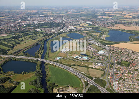 Luftaufnahme von Calder Park Business Park und Naturschutzgebiet am J39 der M1 in der Nähe von Wakefield, West Yorkshire, Großbritannien Stockfoto