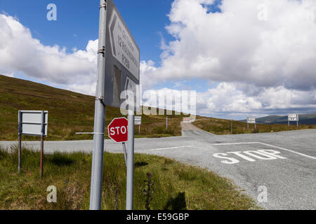 Kreuzung der R759 und R115 und die alte Militärstraße an Sally Gap in die Wicklow Mountains, Irland. Stockfoto