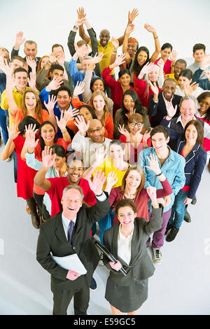 Porträt von diversen Arbeitnehmer winken Stockfoto