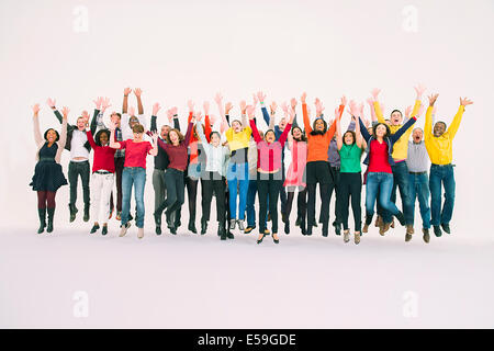 Üppige Menge springen Stockfoto