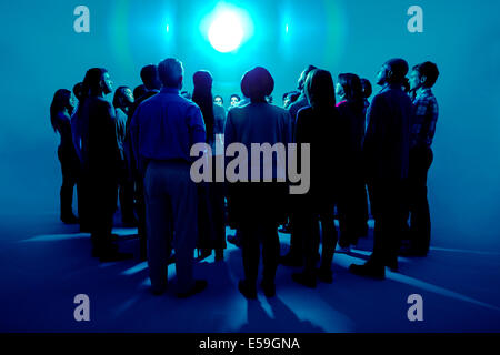 Menge herumstehen helles Licht Stockfoto