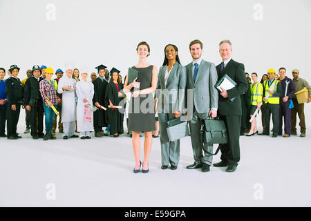 Belegschaft hinter Geschäftsleute Stockfoto