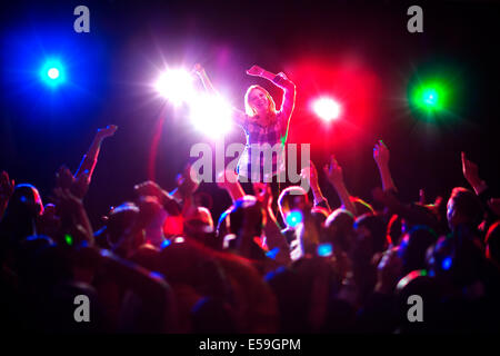 Frau tanzt im Konzert Stockfoto