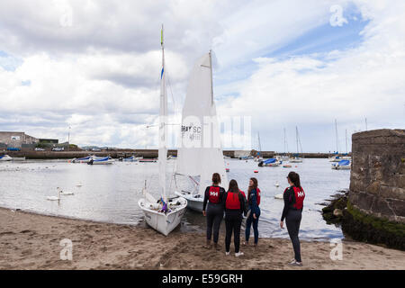 Segeln Sie Schülerinnen und Schüler startet ein Segelboot für eine Lektion von Bray, County Wicklow, Ireland. Stockfoto