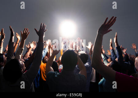 Gemischtes Publikum jubeln um helles Licht Stockfoto