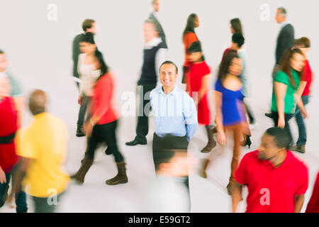 Porträt von lächelnden Geschäftsmann von der Masse abheben Stockfoto