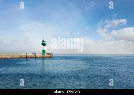 Pier mit grünen Leuchtturm Stockfoto