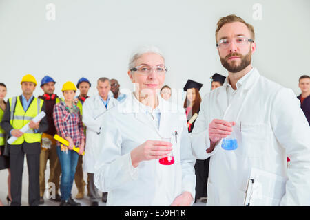 Porträt von Wissenschaftlern mit Mitarbeitern im Hintergrund Stockfoto