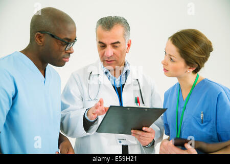 Arzt und Krankenschwestern mit Zwischenablage Stockfoto