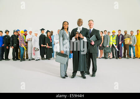 Belegschaft hinter zuversichtlich Richter und Anwälte Stockfoto