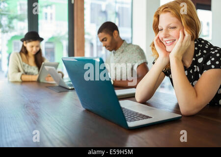 Menschen, die auf Laptops im Büro Stockfoto