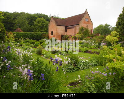 Landschaftsansicht Chenies Manor versunkene Garten im Mai zeigen die Blumenbeete, Zierteich, Hecken, Apfelbaum und Pavillon. Stockfoto