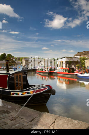 Bunte Lastkähne vertäut am Skipton Canal Basin in Yorkshire. Stockfoto