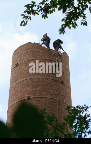 Zwei Arbeiter beim alten Schornstein Abriss. Cieszyn, Polen. Stockfoto