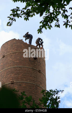 Zwei Arbeiter beim alten Schornstein Abriss. Cieszyn, Polen. Stockfoto