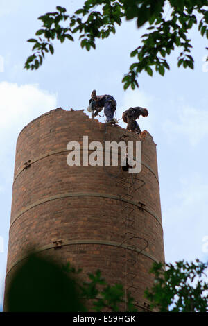 Zwei Arbeiter beim alten Schornstein Abriss. Cieszyn, Polen. Stockfoto