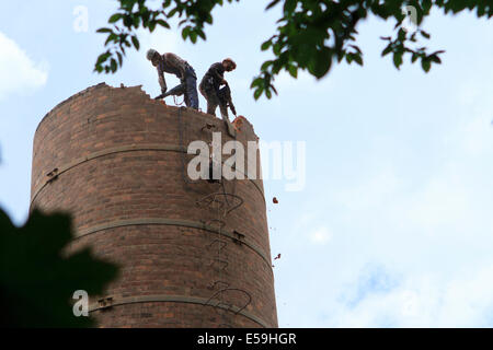 Zwei Arbeiter beim alten Schornstein Abriss. Cieszyn, Polen. Stockfoto