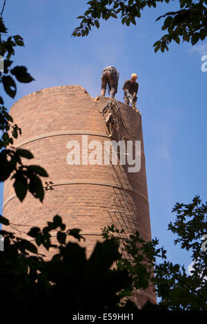 Zwei Arbeiter beim alten Schornstein Abriss. Cieszyn, Polen. Stockfoto