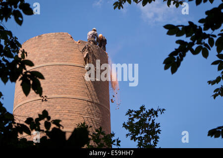 Zwei Arbeiter beim alten Schornstein Abriss. Cieszyn, Polen. Stockfoto