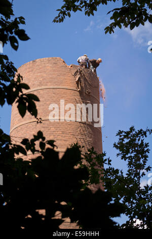 Zwei Arbeiter beim alten Schornstein Abriss. Cieszyn, Polen. Stockfoto