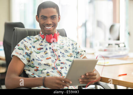 Mann mit digital-Tablette in office Stockfoto