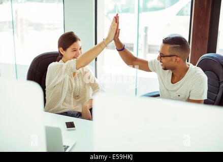 Menschen hohe Fiving im Büro Stockfoto