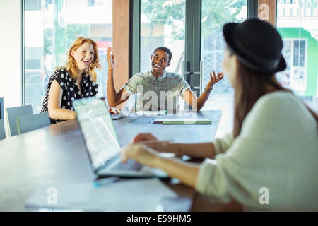 Menschen, die Arbeiten am Konferenztisch im Büro Stockfoto