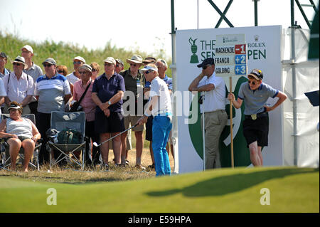 Porthcawl, Wales, UK. 24. Juli 2014. Philip Golding von England spielt sein Schuss neben Zuschauer auf der Seite 9. grün während Tag eins von The Senior Open Golfturnier im The Royal Porthcawl Golf Club in South Wales heute Nachmittag. Bildnachweis: Phil Rees/Alamy Live-Nachrichten Stockfoto