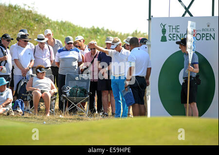 Porthcawl, Wales, UK. 24. Juli 2014. Philip Golding von England lässt seine Ball vor dem Spiel sein Schuss neben Zuschauer auf der Seite 9. grün während Tag eins von The Senior Open Golfturnier im The Royal Porthcawl Golf Club in South Wales heute Nachmittag. Bildnachweis: Phil Rees/Alamy Live-Nachrichten Stockfoto