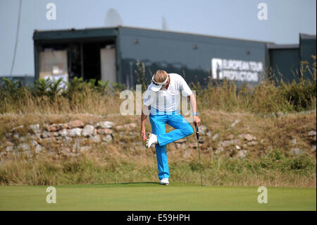 Porthcawl, Wales, UK. 24. Juli 2014. Philip Golding von England reinigt seine Schuhe am 9. grün während Tag eins von The Senior Open Golfturnier im The Royal Porthcawl Golf Club in South Wales heute Nachmittag. Bildnachweis: Phil Rees/Alamy Live-Nachrichten Stockfoto