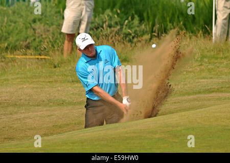 Porthcawl, Wales, UK. 24. Juli 2014. Chris Williams aus England spielt den Ball aus dem Sand Bunker in der Nähe der 13. grün während die Senior Open Golfturnier im The Royal Porthcawl Golf Club in South Wales heute Nachmittag. Bildnachweis: Phil Rees/Alamy Live-Nachrichten Stockfoto