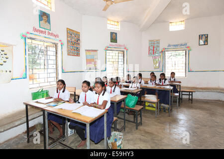 Stammes-Kinder Studing in einem Klassenzimmer, Tribal Ashram-Grundschule, Barula Dorf Gariyaband Bezirk, Chattisgadh, Indien Stockfoto
