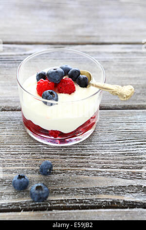 hausgemachter Joghurt mit reifen Beeren? Essen Nahaufnahme Stockfoto