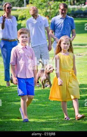 Dänische Prinz Christian und Prinzessin Isabella, Teilnahme an einer Foto-Session im Grasten Palace, 24. Juli 2014 gemeinsam mit Mitgliedern der dänischen Königsfamilie. Foto: Patrick van Katwijk/Niederlande und Frankreich aus - NO-Draht-Dienst- Stockfoto