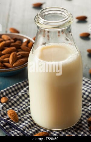 Bio weiße Mandelmilch in einen Krug Stockfoto