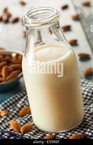 Bio weiße Mandelmilch in einen Krug Stockfoto