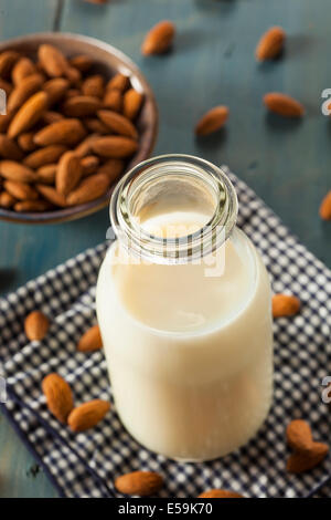 Bio weiße Mandelmilch in einen Krug Stockfoto