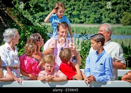 Grasten Palast, Dänemark. 24. Juli 2014. Mitglieder des dänischen Königshauses (L-R) Königin Margrethe, Prinzessin Marie mit Prinzessin Athena, Prinz Christian, Prinz Joachim Prinz Henrik, Prinz Felix, Prinz Nikolei und Prinz Henrik besuchen eine Foto-Session für die Presse bei Grasten Palast, Dänemark, 24. Juli 2014. Foto: Patrick van Katwijk Niederlande und Frankreich aus - NO-Draht-SERVICE-/ Dpa/Alamy Live News Stockfoto